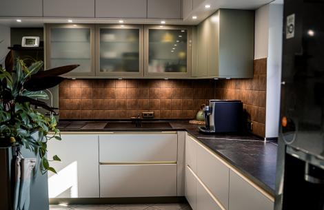 #Küche#MoonlightGrey#Salbei#Grifflos#Miele#LED-Beleuchtung#Kräuterbank#BlancoTrinksystem #Küche#MoonlightGrey#Salbei#Grifflos#Miele#LED-Beleuchtung#Kräuterbank#BlancoTrinksystem