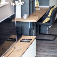 Ferienwohnung Küche Kochen Einrichtung Schrank Sofa Wohnen Esstisch Stühle Mediaboard Küchenmöbel Holzoptik Siemens Bora