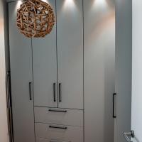 #Drehtürenschrank#Ecklösung#Seidengrau#Kranzbeleuchtung#Ankleidezimmer